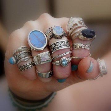 Что обозначают кольца на разных пальцах рук
